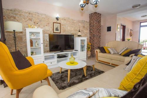 Villa Leon, Wonderful Family Apartment With Pool