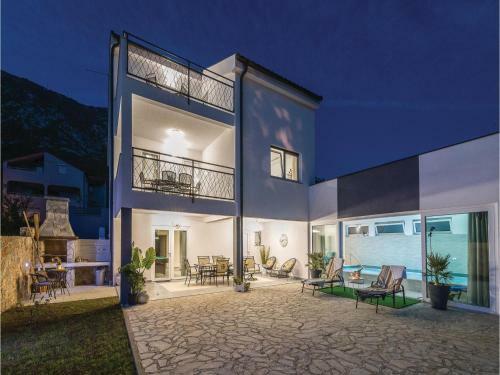 Four-bedroom Holiday Home In Tribalj
