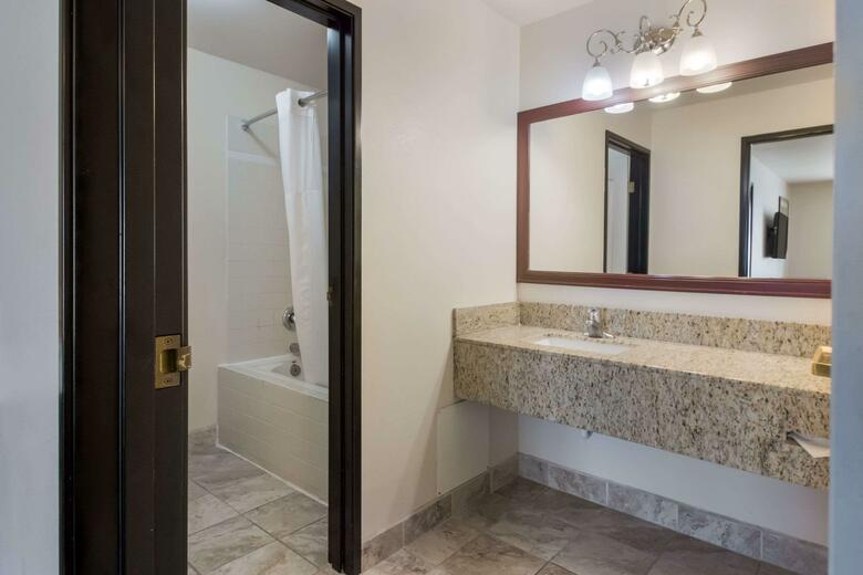 Hotel Quality Inn & Suites Airport West