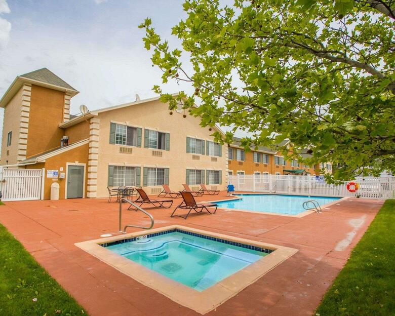 Hotel Quality Inn & Suites Airport West