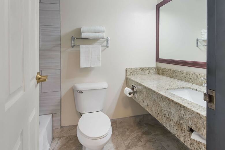 Hotel Quality Inn & Suites Airport West