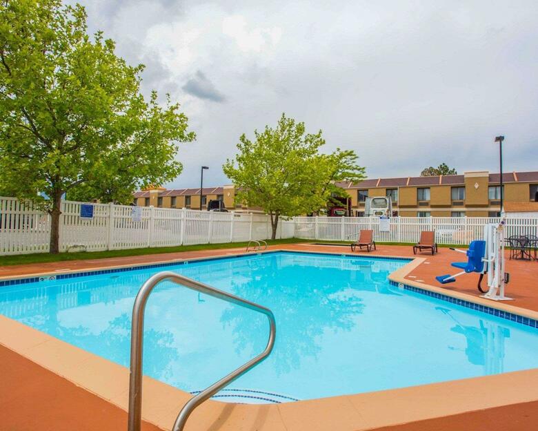 Hotel Quality Inn & Suites Airport West