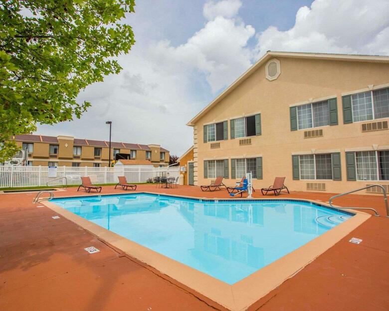 Hotel Quality Inn & Suites Airport West