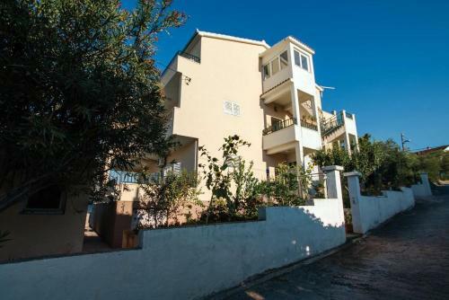 Apartment Arbanija 1122a