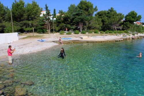 Apartments With A Parking Space Ugljan - 15613