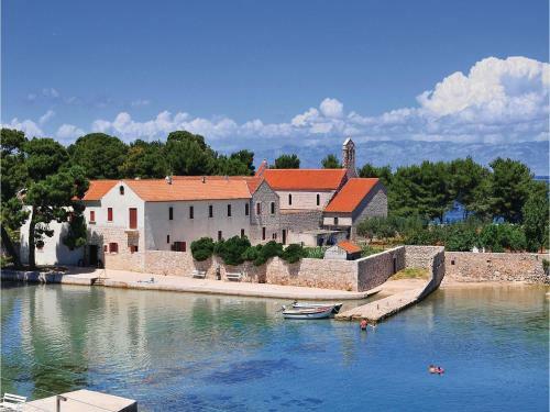 Two-bedroom Apartment In Ugljan