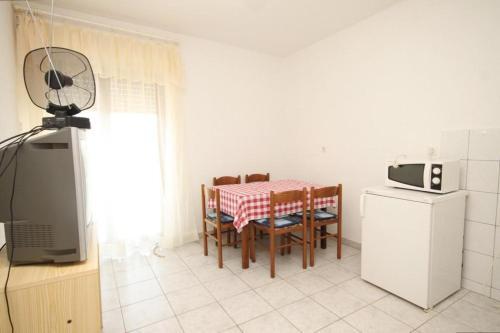 Apartments By The Sea Ugljan - 8301