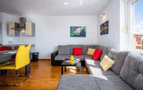 Laura House With Apartment