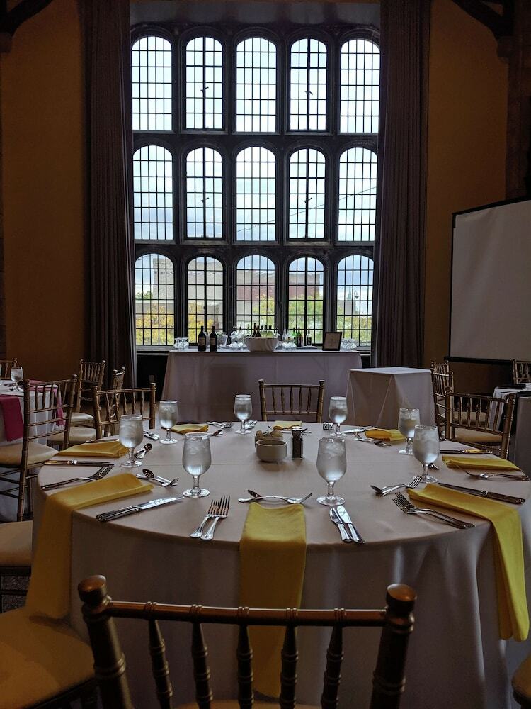 Doubletree By Hilton - The Tudor Arms Hotel