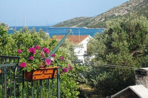 Family Friendly Seaside Apartments Vinisce (Trogir) - 5946