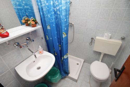 Family Friendly Seaside Apartments Vinisce (Trogir) - 5946