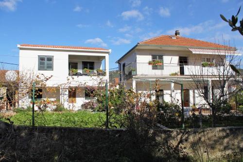 Family Friendly Seaside Apartments Vinisce (Trogir) - 5946