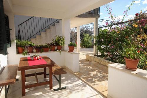 Family Friendly Seaside Apartments Vinisce (Trogir) - 5946