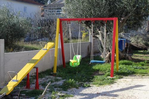 Family Friendly Seaside Apartments Vinisce (Trogir) - 5946