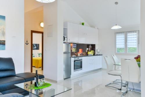 Apartments Veli?