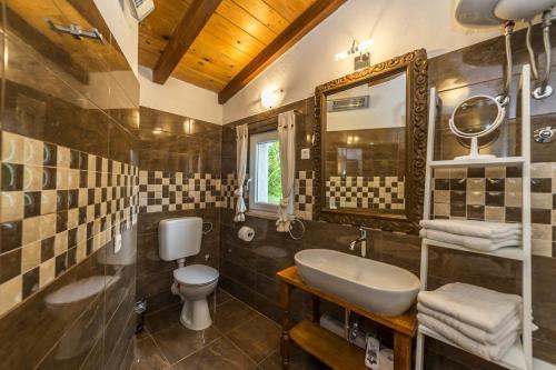 Villa Katarina&luka With Beautiful Garden And Pool