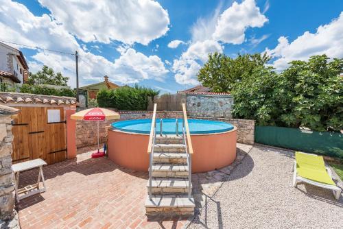 Apartment With Pool Visnjan