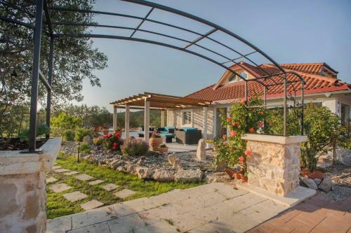 Villa Red Hacienda With Pool