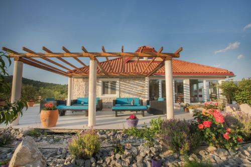 Villa Red Hacienda With Pool