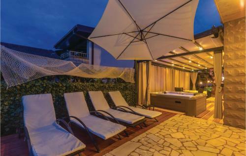 Four-bedroom Holiday Home In Vantacici
