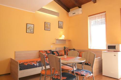Studio Apartment Orange & Sunny
