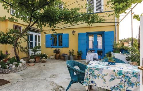 Three-bedroom Apartment In Posedarje