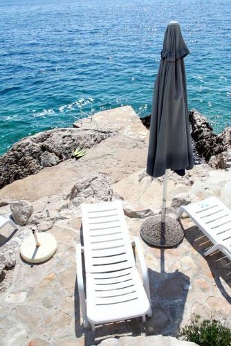 Apartments By The Sea Primosten - 15704