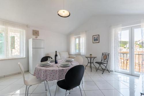 Apartment Pucisca 15381a