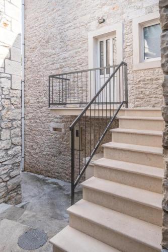 Apartment Pucisca 15381a