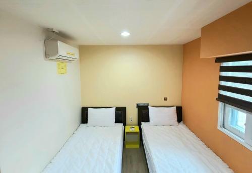 Hotel Yellow Brick 2