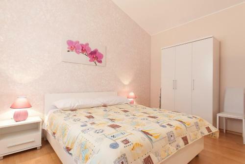Surrounded By Olive Groves, Vineyards And Bicycle Paths - Villa Paris III