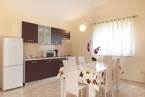 Surrounded By Olive Groves, Vineyards And Bicycle Paths - Villa Paris III