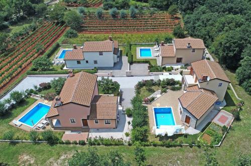 Surrounded By Olive Groves, Vineyards And Bicycle Paths - Villa Paris III