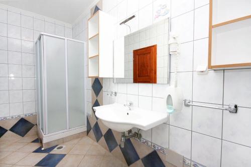 Apartments By The Sea Rogoznica - 3196