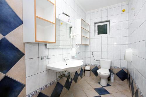 Apartments By The Sea Rogoznica - 3196