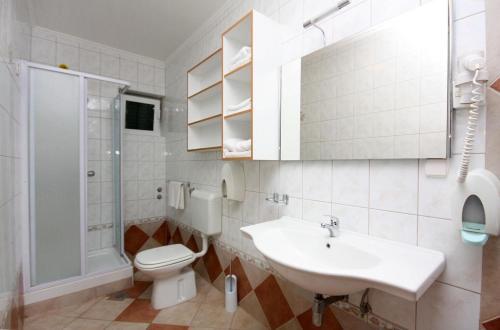 Apartments By The Sea Rogoznica - 3196
