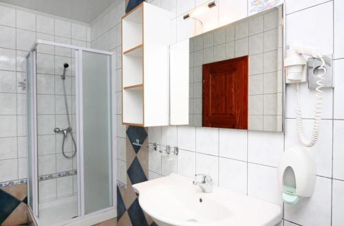 Apartments By The Sea Rogoznica - 3196