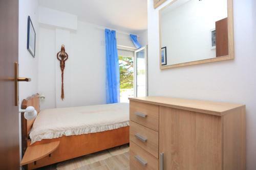 Apartments By The Sea Rogoznica - 13012