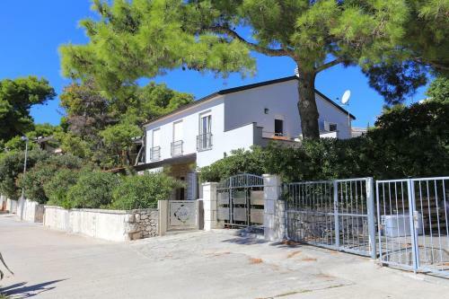 Apartments By The Sea Rogoznica - 13012