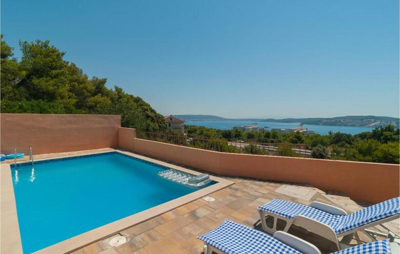 Twelve-bedroom Holiday Home In Seget Donji