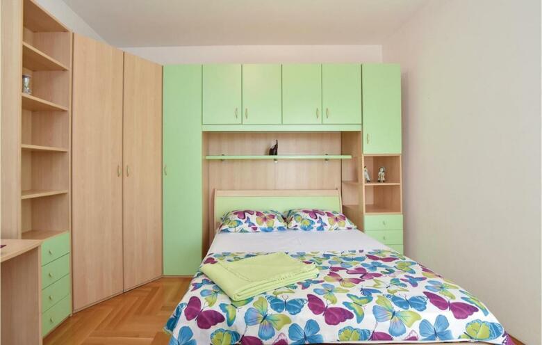 Twelve-bedroom Holiday Home In Seget Donji