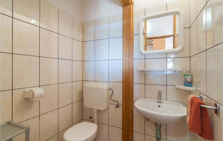 Twelve-bedroom Holiday Home In Seget Donji