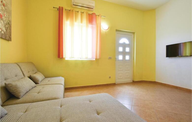 Twelve-bedroom Holiday Home In Seget Donji