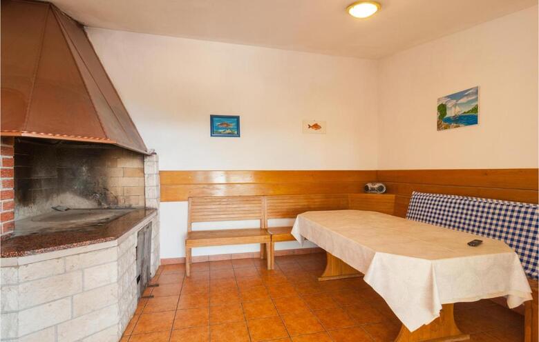 Twelve-bedroom Holiday Home In Seget Donji