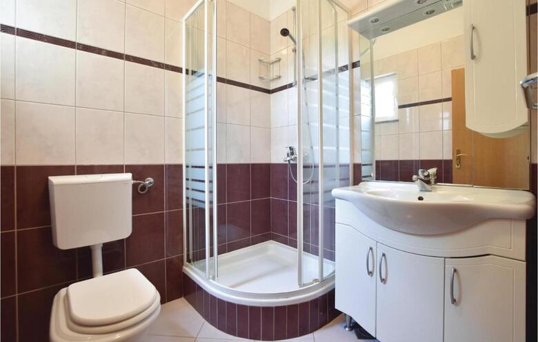 Twelve-bedroom Holiday Home In Seget Donji