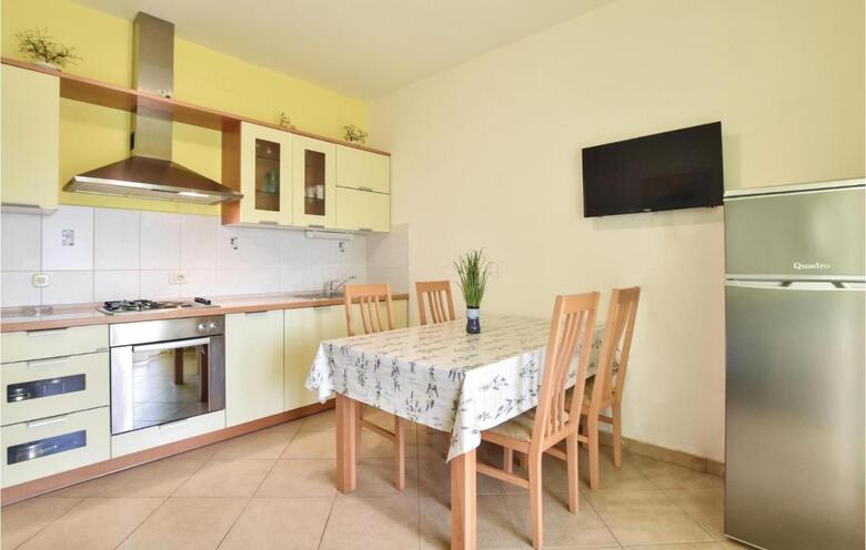 Twelve-bedroom Holiday Home In Seget Donji