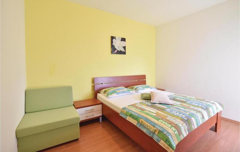 Twelve-bedroom Holiday Home In Seget Donji