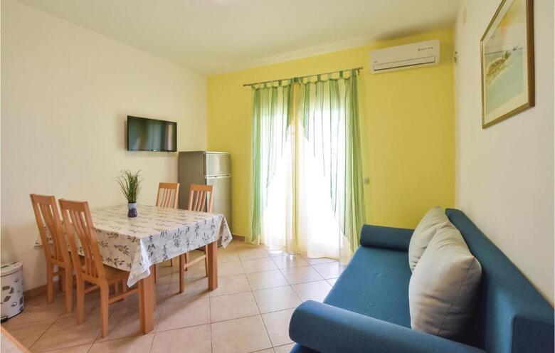 Twelve-bedroom Holiday Home In Seget Donji