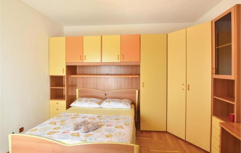 Twelve-bedroom Holiday Home In Seget Donji