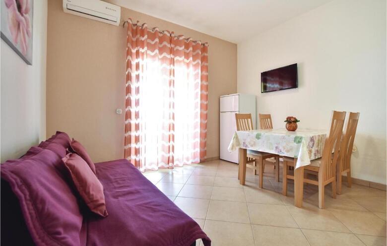 Twelve-bedroom Holiday Home In Seget Donji